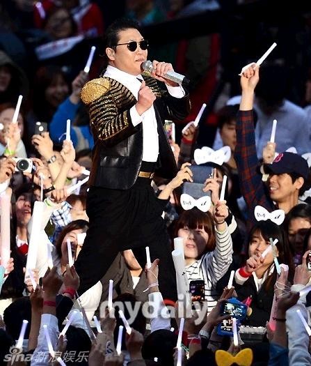 Psy trong biển người tại concert Happening.
